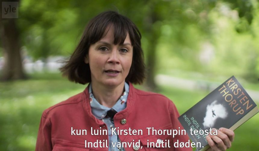 Toimittaja Maria Månson Kirjat, joilla on merkitystä -ohjelmassa.