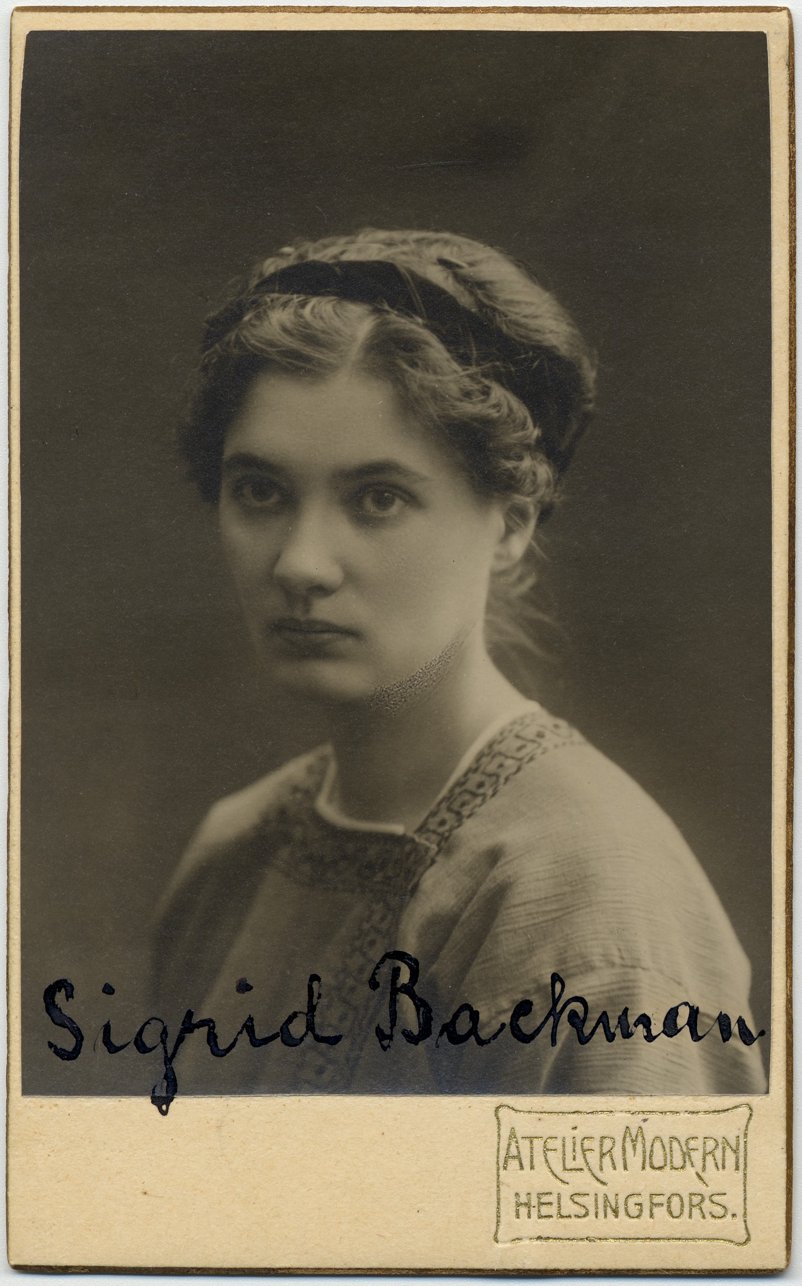 Kirjailija Sigrid Backmanin kuva.