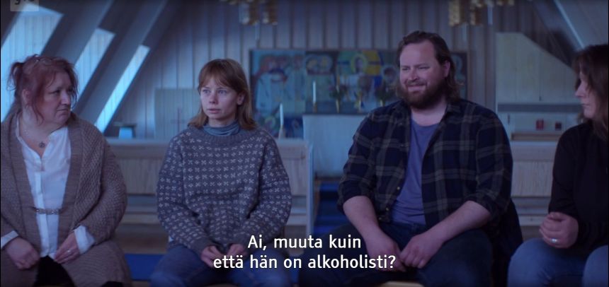 Kuvakaappauksessa Veljen luo -sarjan neljännestä osasta Jana ja Bror ovat AA-ryhmän kokouksessa.