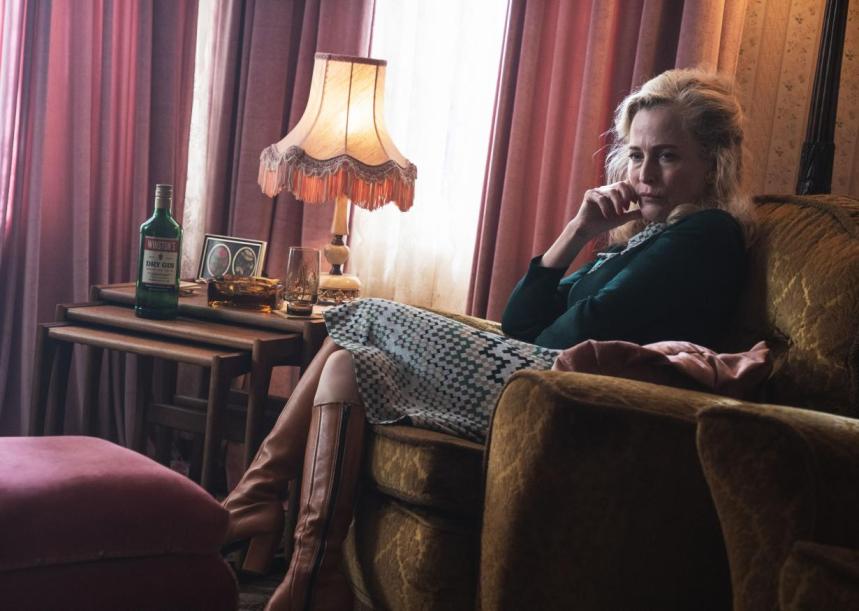 Rikkomuksia sarjassa Cushlan äitiä esittää Gillian Anderson.