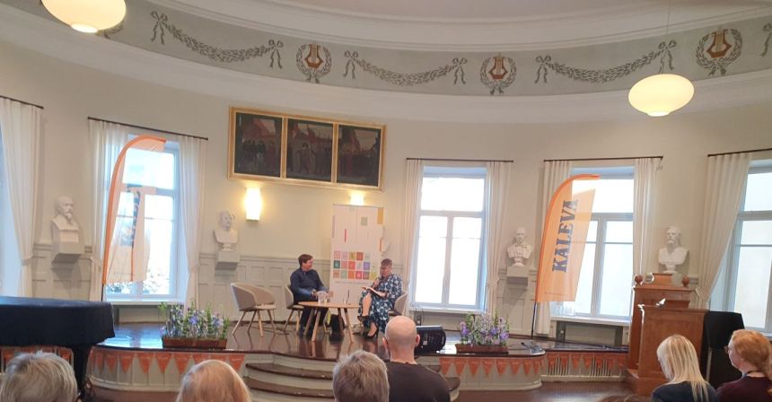 Haastateltavana Oulun lyseon juhlasalissa kirjailija Elli Valtonen.